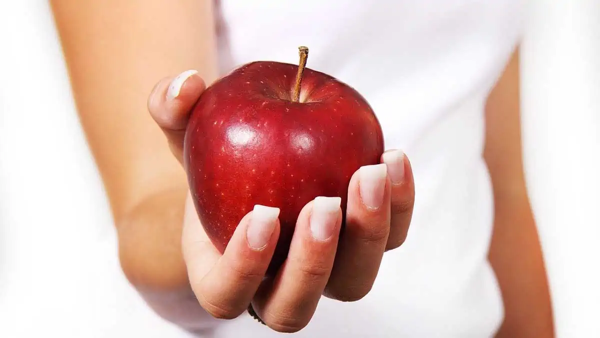the best time to eat an apple is before lunch or dinner!