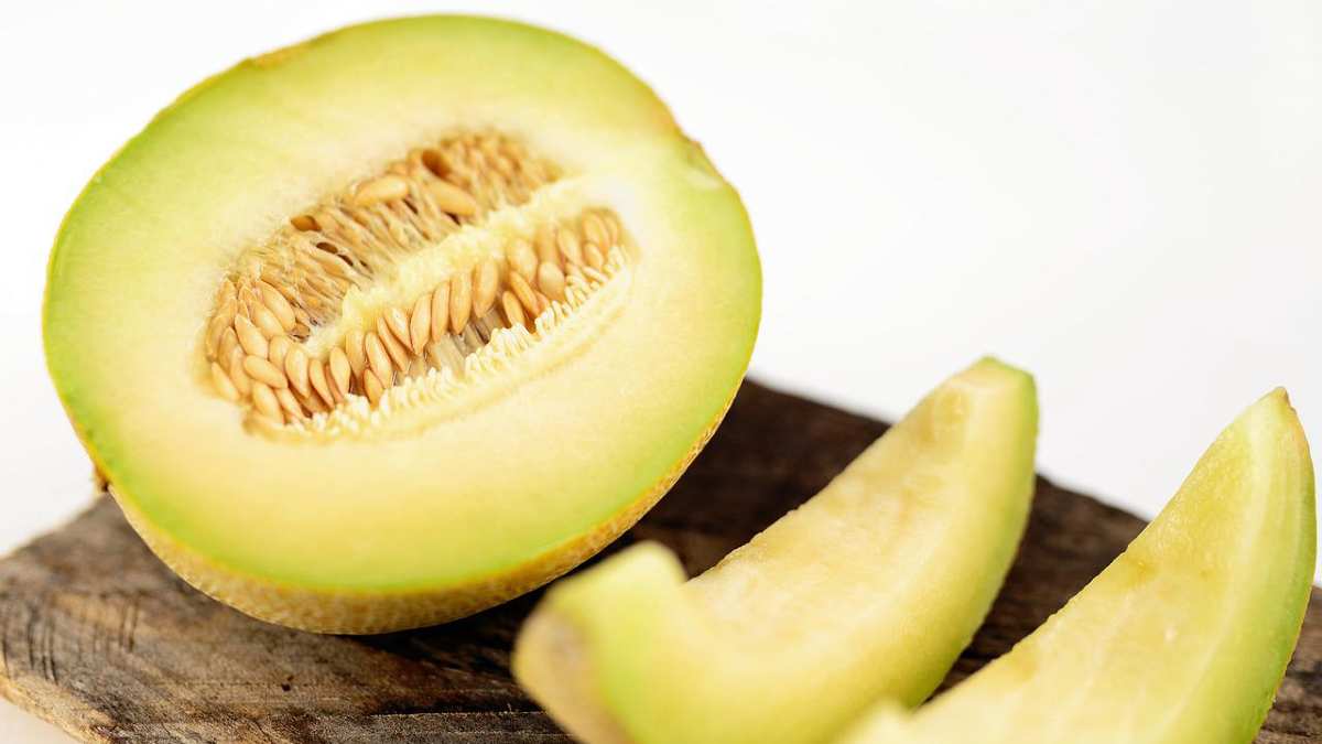 The best time to consume melon in order to lose weight is before a high-calorie meal.