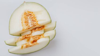 How many calories are in cantaloupe & honeydew melons? 