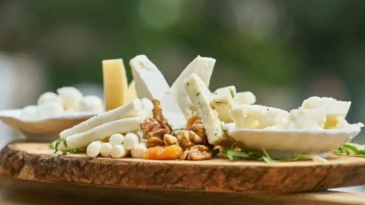 small amounts of low fat cheese before bed may help you sleep better at night