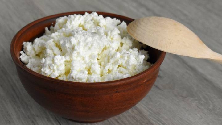 eating up to 2 tablespoons of cottage cheese a day is beneficial for weight loss & a good night's sleep